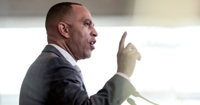 'Colheita de algodão': legislador dos EUA condenado por comentário racista sobre Jeffries
