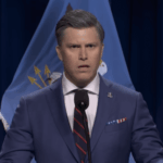 Colin Jost diz piada rejeitada por 'SNL' sobre Pete Hegseth lendo o versículo bíblico de 'Pulp Fiction' duas semanas antes de acontecer na vida real
