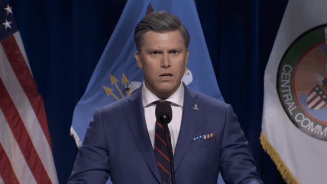 Colin Jost diz piada rejeitada por 'SNL' sobre Pete Hegseth lendo o versículo bíblico de 'Pulp Fiction' duas semanas antes de acontecer na vida real
