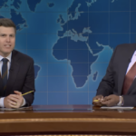 Colin Jost e Michael Che trocam piadas do Weekend Update no final da temporada do SNL