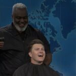 Colin Jost é quase forçado a raspar o cabelo ao vivo no SNL 2