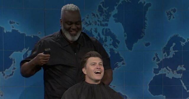 Colin Jost é quase forçado a raspar o cabelo ao vivo no SNL 2