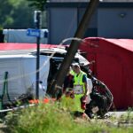 Serviços de emergência fotografados no local de um acidente entre um trem e uma minivan, no cruzamento ferroviário de Vierhuizen, em Buggenhout, terça-feira, 26 de maio de 2026.