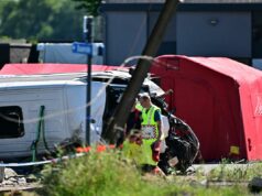 Colisão de trem na Bélgica com ônibus escolar matou várias pessoas: relatório Serviços de emergência fotografados no local de um acidente entre um trem e uma minivan, no cruzamento ferroviário de Vierhuizen, em Buggenhout, terça-feira, 26 de maio de 2026.