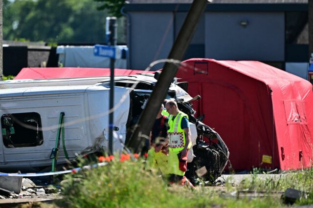 Colisão de trem na Bélgica com ônibus escolar matou várias Serviços de emergência fotografados no local de um acidente entre um trem e uma minivan, no cruzamento ferroviário de Vierhuizen, em Buggenhout, terça-feira, 26 de maio de 2026.