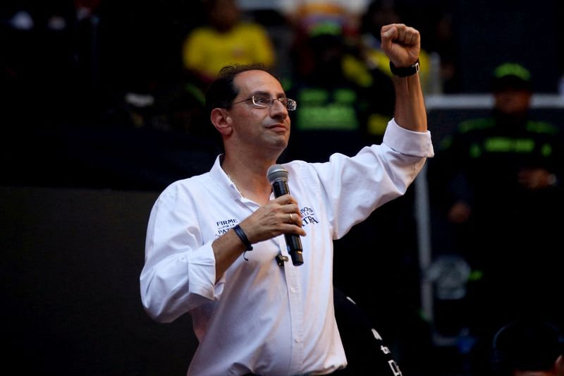 Colombianos avaliam reformas de esquerda contra repressões de direita na votação presidencial