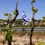 Colonos israelenses forçam família palestina a exumar e reenterrar seu pai