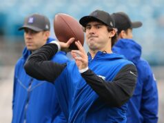 Colts QB Daniel Jones fazendo progresso significativo após lesão de Aquiles JACKSONVILLE, FLORIDA - DECEMBER 07: Daniel Jones #17 of the Indianapolis Colts warms up before the game against the Jacksonville Jaguars at EverBank Stadium on December 07, 2025 in Jacksonville, Florida. (Photo by Mike Carlson/Getty Images)