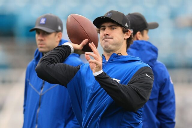 Colts QB Daniel Jones fazendo progresso significativo após lesão de JACKSONVILLE, FLORIDA - DECEMBER 07: Daniel Jones #17 of the Indianapolis Colts warms up before the game against the Jacksonville Jaguars at EverBank Stadium on December 07, 2025 in Jacksonville, Florida. (Photo by Mike Carlson/Getty Images)