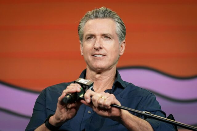 Com gasolina acima de US$ 6, Gavin Newsom rejeita isenção Com gasolina acima de US$ 6, Gavin Newsom rejeita isenção fiscal verde