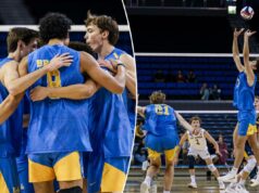 Com grande surpresa, a temporada de vôlei masculino da UCLA termina Quatro jogadores de vôlei masculinos com camisetas azuis e douradas se amontoam, abraçados.