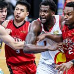 Scottie Thompson de Ginebra (segundo a partir da esquerda) e Justin Brownlee se misturam com a dupla Rauin ou Shine de Adrian Nocum e Jaylen Johnson. —MARLO CUETO