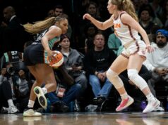 Com uma cirurgia no joelho, Betnijah Laney-Hamilton aproveita a maior parte de seu retorno ao Liberty Betnijah Laney-Hamilton dribla a bola de basquete enquanto é defendida por Gianna Kneepkens durante um jogo.