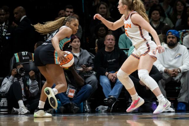 Com uma cirurgia no joelho, Betnijah Laney-Hamilton aproveita a maior Betnijah Laney-Hamilton dribla a bola de basquete enquanto é defendida por Gianna Kneepkens durante um jogo.