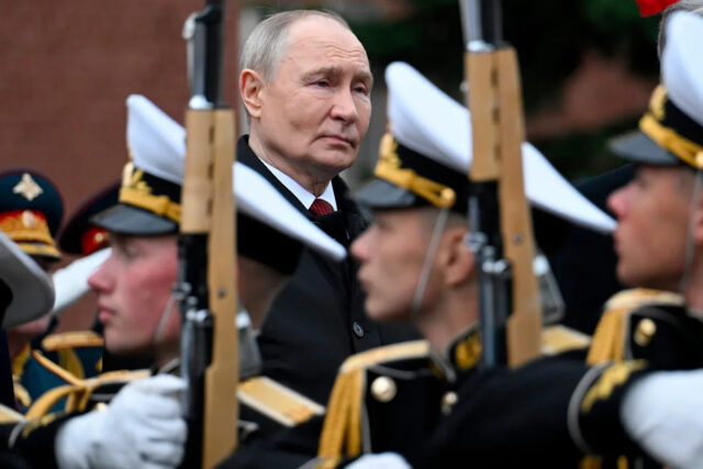 Com uma posição forte na Ucrânia e descontentamento em casa, Putin parece pronto para intensificar a sua guerra
