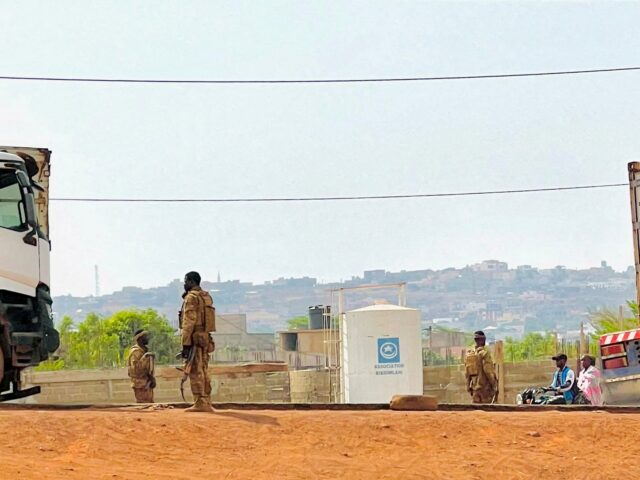 Combatentes ligados à Al-Qaeda invadem prisão no Mali e bloqueiam fornecimento de alimentos para Bamako
