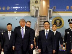 Como as concessões de Trump correm o risco de afetar os próprios interesses da Austrália O presidente dos EUA, Donald Trump, é recebido por jovens chineses, uma guarda de honra militar e uma banda militar ao chegar ao Aeroporto Internacional de Pequim, na quarta-feira.