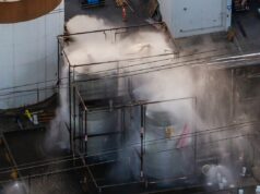 Como as equipes estão tentando impedir que o tanque químico da Califórnia exploda An aerial view of water being sprayed onto an overheated 34,000-gallon tank at GKN Aerospace on May 23, 2026 in Garden Grove, California.