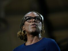 Como as primárias democratas da Filadélfia testam os limites do progressismo dos EUA Chris Rabb em entrevista coletiva