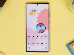 Como encontrei o iniciador do Android que finalmente rivaliza com a experiência do Google Pixel Google Pixel 10a encostado em uma árvore verde