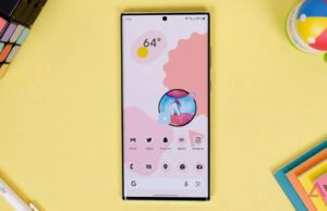 Como encontrei o iniciador do Android que finalmente rivaliza com a experiência do Google Pixel Google Pixel 10a encostado em uma árvore verde