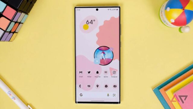 Google Pixel 10a encostado em uma árvore verde