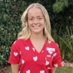 A enfermeira graduada Zoe Kapolos vive com endometriose e também ajuda a tratar pacientes com ela no hospital de Melbourne onde trabalha.