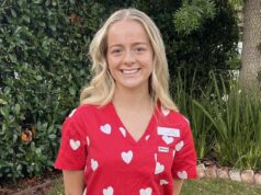 Como enfermeira graduada, Zoe percebeu uma coisa. Isso provocou seus pedidos de licença menstrual A enfermeira graduada Zoe Kapolos vive com endometriose e também ajuda a tratar pacientes com ela no hospital de Melbourne onde trabalha.