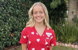 Como enfermeira graduada, Zoe percebeu uma coisa. Isso provocou seus pedidos de licença menstrual A enfermeira graduada Zoe Kapolos vive com endometriose e também ajuda a tratar pacientes com ela no hospital de Melbourne onde trabalha.
