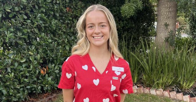 A enfermeira graduada Zoe Kapolos vive com endometriose e também ajuda a tratar pacientes com ela no hospital de Melbourne onde trabalha.