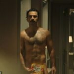 No primeiro episódio de Rivals Declan (Aidan Turner) é expulso de seu quarto de hotel completamente nu e é forçado a cobrir sua modéstia com uma caixa de cereal apropriadamente chamada de 'flocos de nozes crocantes'.