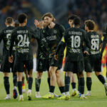 Os jogadores do PSG comemoram depois que Khvicha Kvaratskhelia, invisível, marcou o gol de abertura durante a partida de futebol da Liga Francesa Um entre Lens e Paris Saint Germain, em Lens, norte da França, quarta-feira, 13 de maio de 2026.