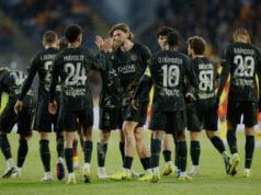 Como o Paris Saint-Germain conquistou seu 14º título da Ligue 1, ampliando o recorde Os jogadores do PSG comemoram depois que Khvicha Kvaratskhelia, invisível, marcou o gol de abertura durante a partida de futebol da Liga Francesa Um entre Lens e Paris Saint Germain, em Lens, norte da França, quarta-feira, 13 de maio de 2026.