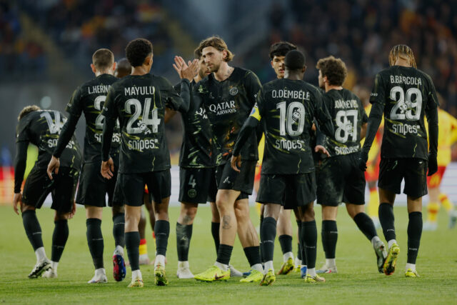 Como o Paris Saint-Germain conquistou seu 14º título da Ligue Os jogadores do PSG comemoram depois que Khvicha Kvaratskhelia, invisível, marcou o gol de abertura durante a partida de futebol da Liga Francesa Um entre Lens e Paris Saint Germain, em Lens, norte da França, quarta-feira, 13 de maio de 2026.
