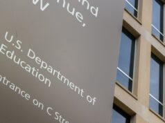 Como o orçamento de US$ 115 bilhões da Flórida mudará a educação e a saúde WASHINGTON, DC - MARCH 30: A sign marks the location of the U.S. Department of Education headquarters building on March 30, 2026, in Washington, DC. (Photo by J. David Ake/Getty Images)