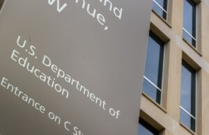 Como o orçamento de US$ 115 bilhões da Flórida mudará a educação e a saúde WASHINGTON, DC - MARCH 30: A sign marks the location of the U.S. Department of Education headquarters building on March 30, 2026, in Washington, DC. (Photo by J. David Ake/Getty Images)