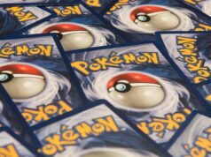 Como os cards Pokémon estão se tornando uma estratégia de sobrevivência para os varejistas australianos A família Kozma posa junta dentro de um dos armazéns da Waves Never Die.