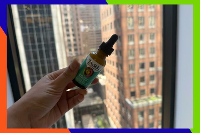Colagem de um frasco de soro facial multivitamínico Truskin e a mão de uma pessoa com um pouco de soro.