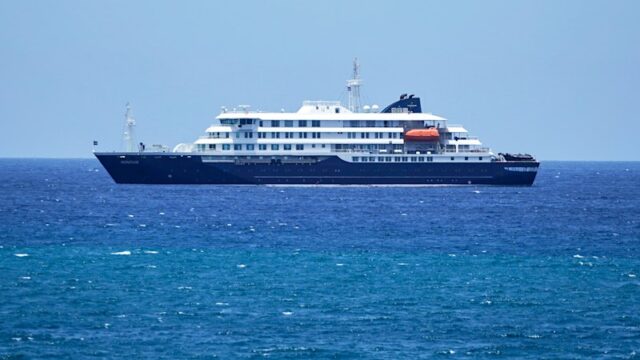 O MV Hondius está atualmente ancorado ao largo da Praia, Cabo Verde. 