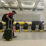 Um quiosque de check-in eletrônico anuncia o encerramento da Spirit Airlines no sábado, 2 de maio de 2026, no Aeroporto Internacional Hartsfield-Jackson Atlanta, em Atlanta. (Foto AP/Jeff Amy)