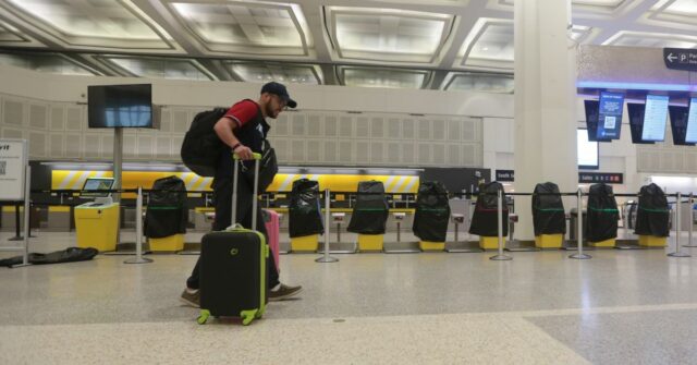 Um quiosque de check-in eletrônico anuncia o encerramento da Spirit Airlines no sábado, 2 de maio de 2026, no Aeroporto Internacional Hartsfield-Jackson Atlanta, em Atlanta. (Foto AP/Jeff Amy)