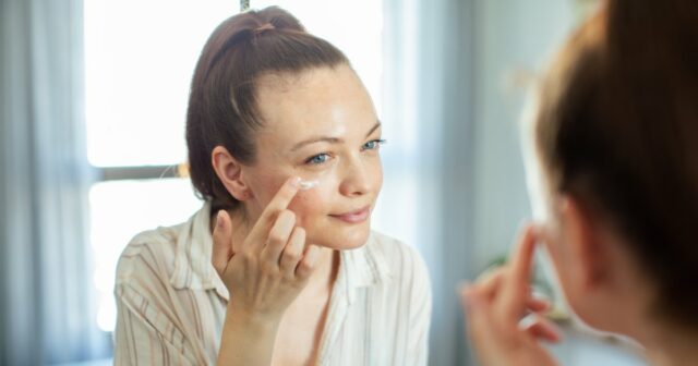 Compradores com mais de 50 anos chamam este creme para os olhos da Amazon de 'milagre em uma bomba'

