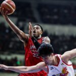 Justin Brownlee (com bola) e Ginebra esperam reservar seu ingresso para as finais no sábado.