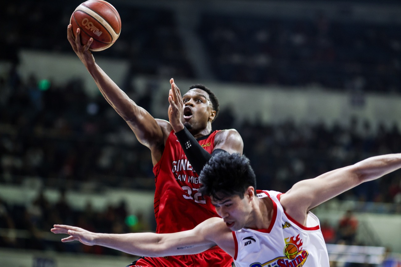 Justin Brownlee (com bola) e Ginebra esperam reservar seu ingresso para as finais no sábado.