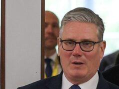 Confronto de rua no 10º lugar enquanto King é arrastado para a confusão trabalhista: Monarch apresenta os planos de Starmer com impulso pró-UE e mais Net Zero, mas SEM restrições de benefícios… enquanto o primeiro-ministro luta para manter seu emprego O rei apresentará hoje os planos de Keir Starmer para o governo - apesar da incerteza sobre se ele estará no poder para implementá-los