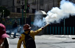 Confrontos enquanto manifestantes aliados de Morales marcham sobre a capital boliviana As chamas sobem de uma caixa de papelão enquanto mineiros entram em confronto com a tropa de choque durante um protesto exigindo a renúncia do presidente boliviano Rodrigo Paz, em La Paz, em 18 de maio de 2026.