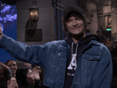 Connor Storrie apresenta Olivia Rodrigo enquanto ela estreia a nova música ‘Begged’ do próximo álbum no SNL Connor Storie SNL