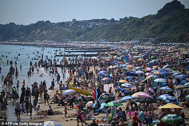 Conselho à beira-mar distribui MILHARES de multas de estacionamento no fim de semana de feriado, enquanto os britânicos se aglomeravam para aproveitar a praia