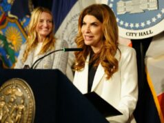 Conselho de Nova York toma medidas para bloquear preços de vigilância “predatórios” A presidente do Conselho da Cidade de Nova York, Julie Menin, falando em uma entrevista coletiva.