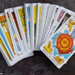 Um baralho de tarô se espalha em um leque. Consultores de carreira do governo ofereceram aos candidatos a emprego um curso de curta duração sobre leitura de cartas de tarô